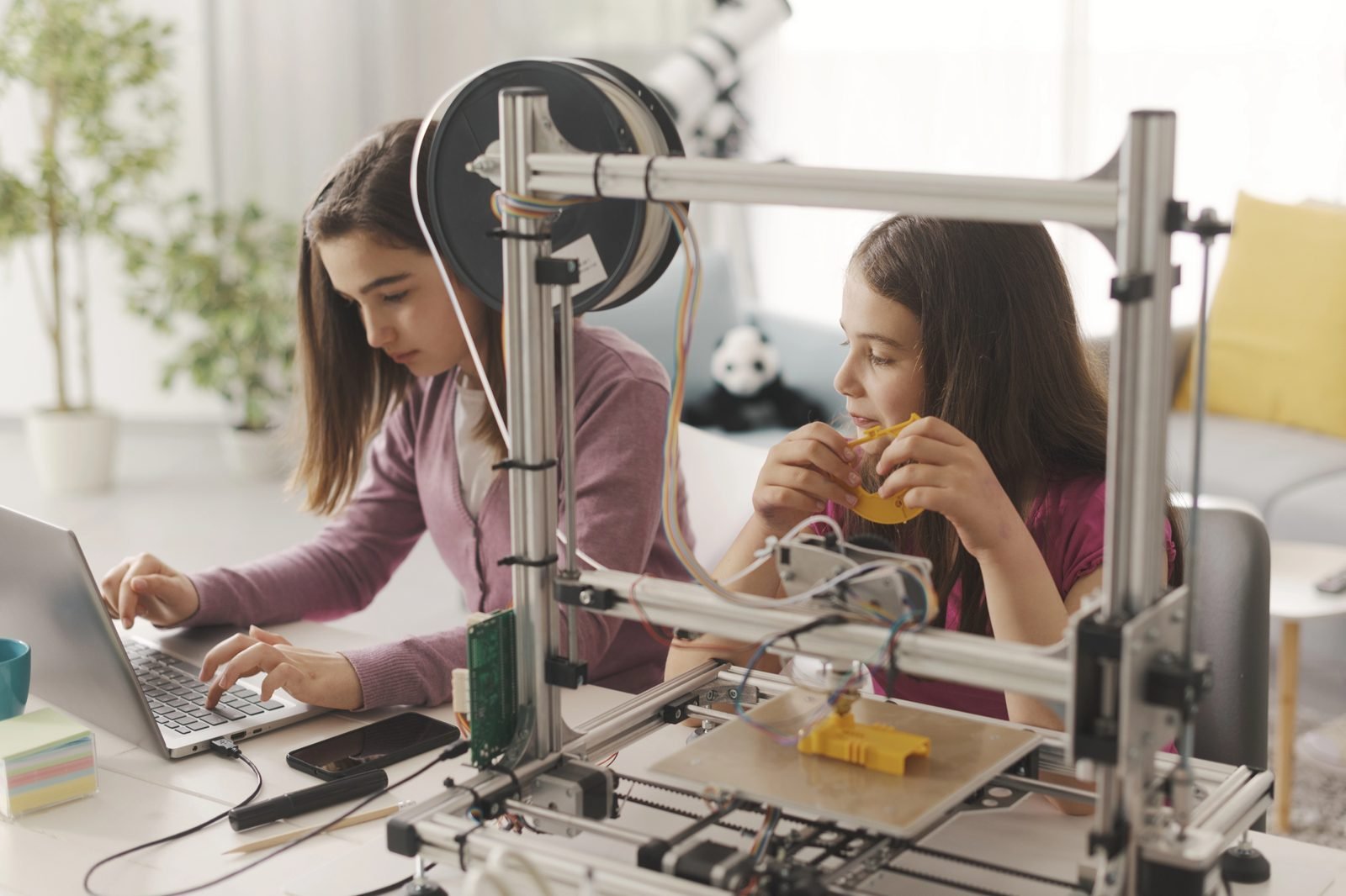 Elever ser på en 3D-printer i gang