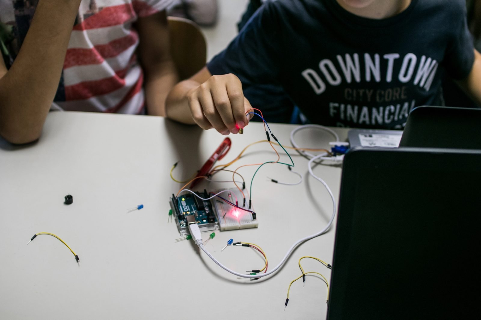 Alarm med lysføler og microcontroller