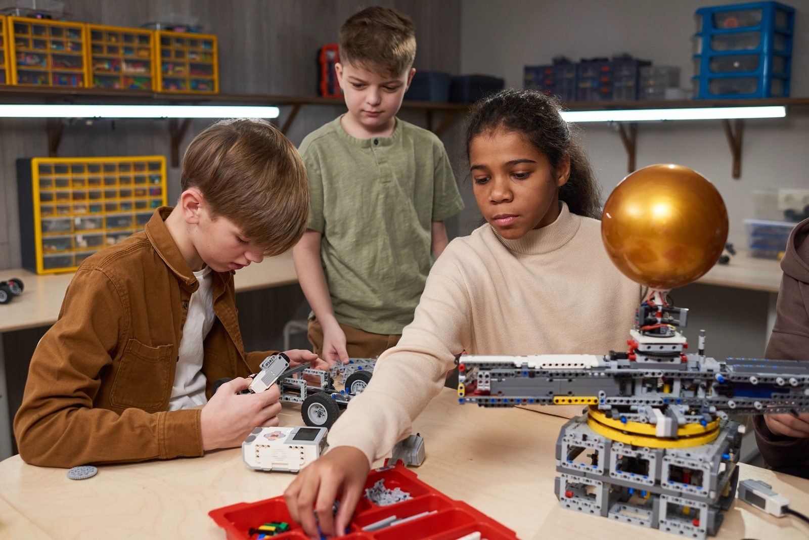 Elever bygger robotter i et makerspace